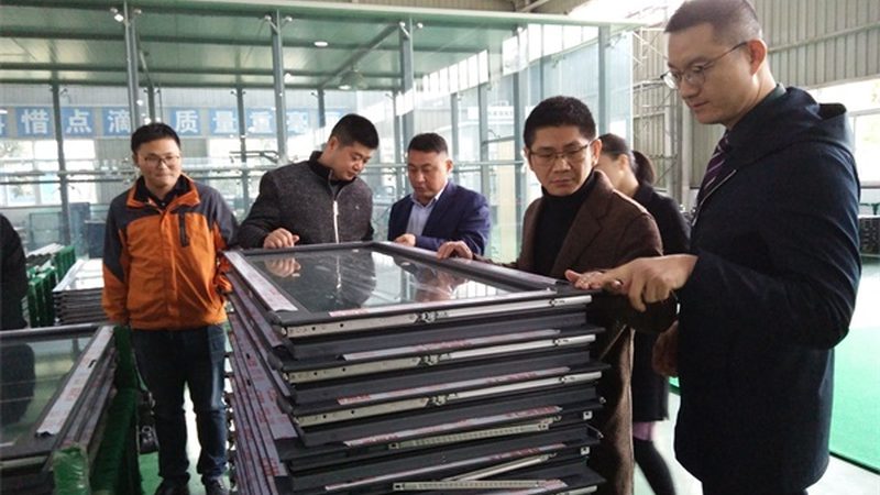 折叠门推拉卡住？维修技巧全解析